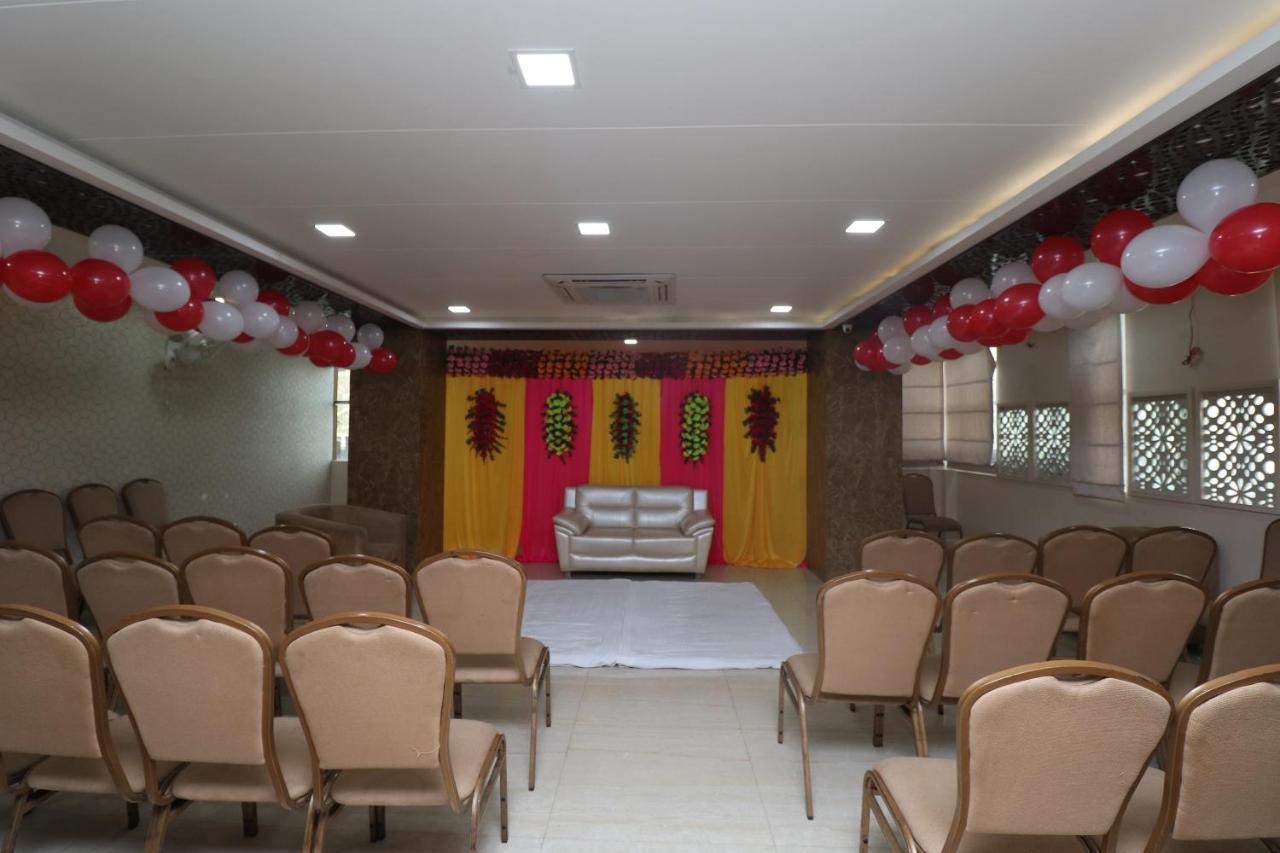 Oyo 29382 Golden Laurel Inn Deoria (Uttar Pradesh) Bagian luar foto